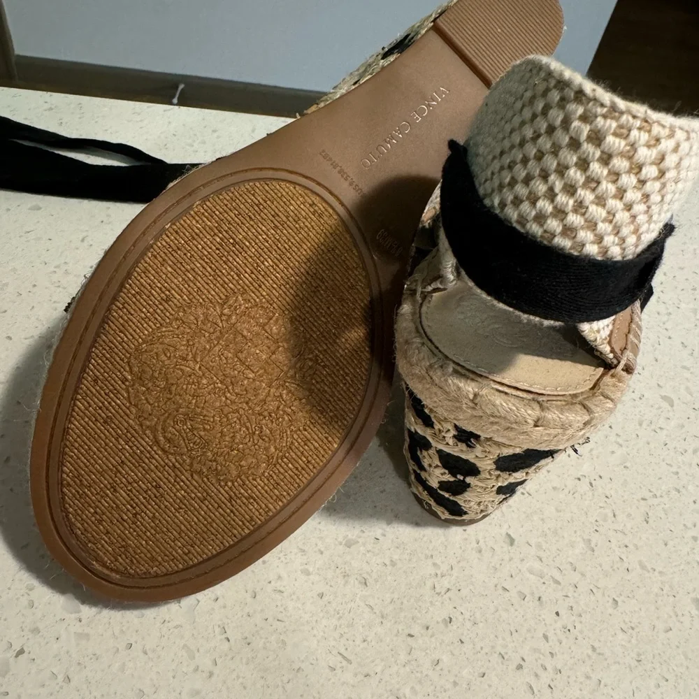 VINCE CAMUTO NEW LAVERNTA WEDGE. Size 8.5. New - Picture 4 of 4